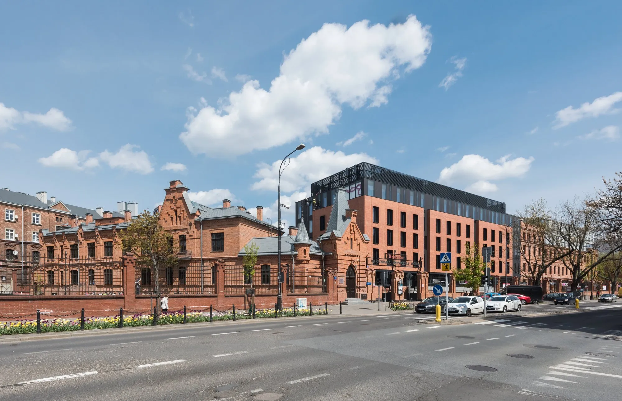 Ceglane budynki Centrum Praskiego Koneser od strony ul. Ząbkowskiej