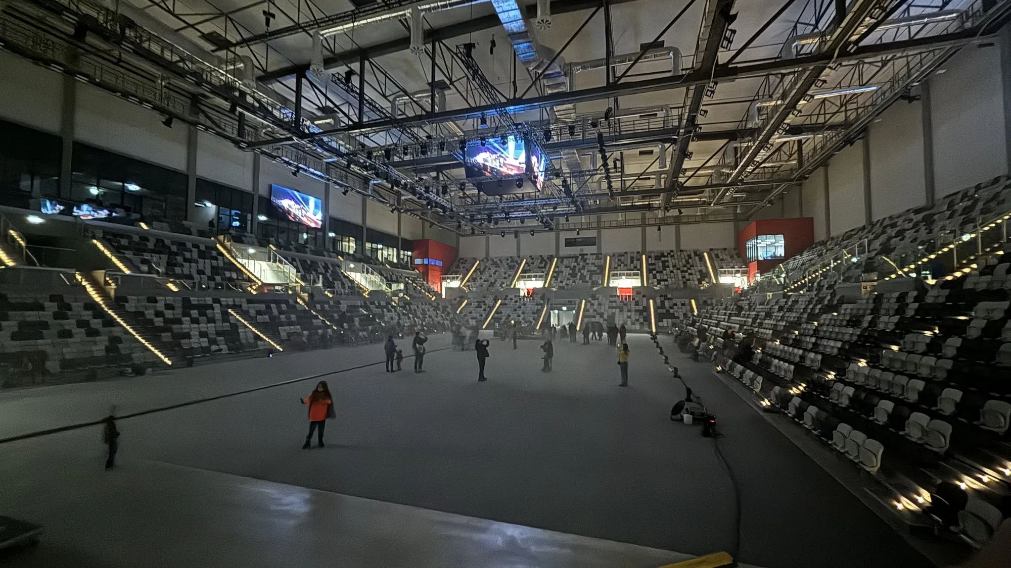 Wnętrze Areny Gorzów z trybunami i płytą boiska w dniu otwarcia