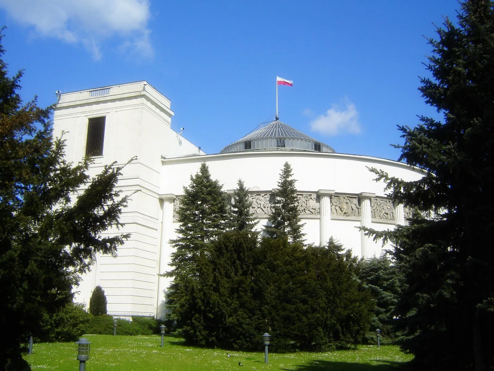 Gmach Sejmu Rzeczypospolitej Polskiej przy ulicy Wiejskiej w Warszawie, widok od frontu