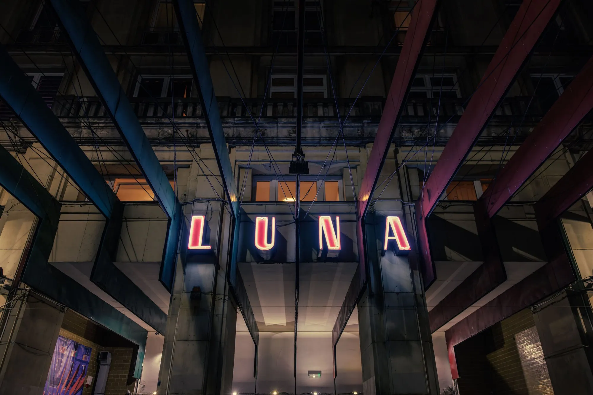 Neon kina Luna przy ul. Marszałkowskiej w Warszawie