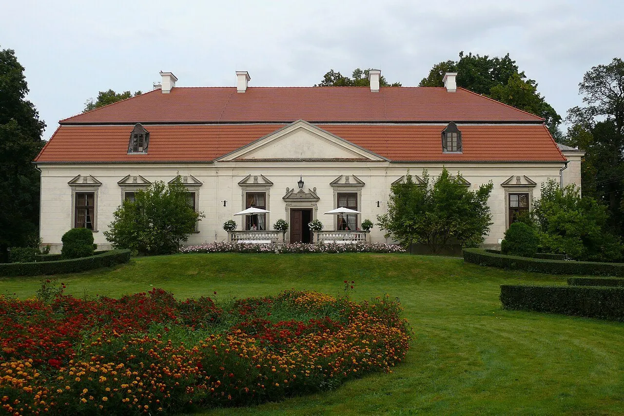 Zabytkowy dwór w zespole pałacowo-parkowym w Oborach