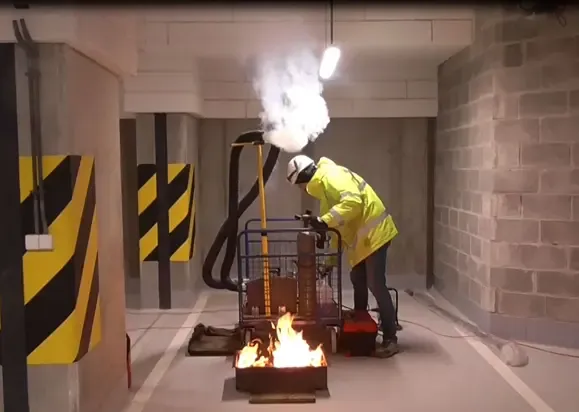 Stanowisko do prób dymowych - taca z palącym się alkoholem i generator dymu