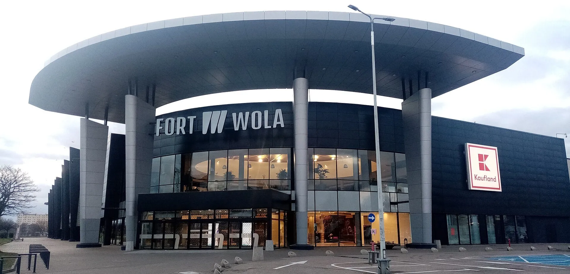 Pawilon Fort Wola w Warszawie z szyldem, siedziba klubu Progresja