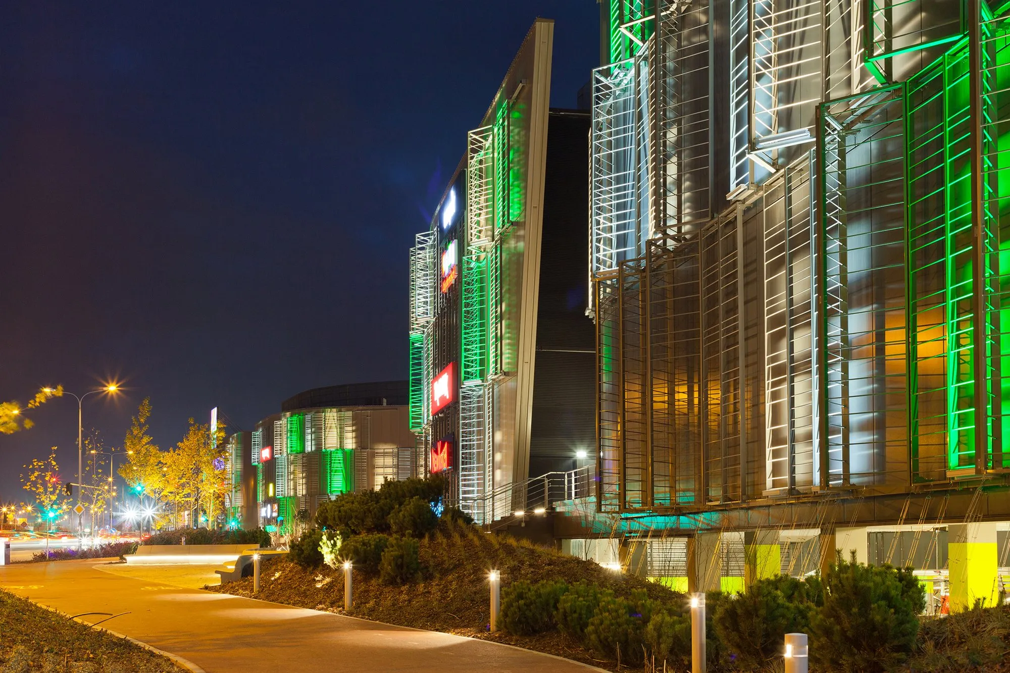 Centrum handlowe Riviera w Gdyni nocą, podświetlona bryła kompleksu