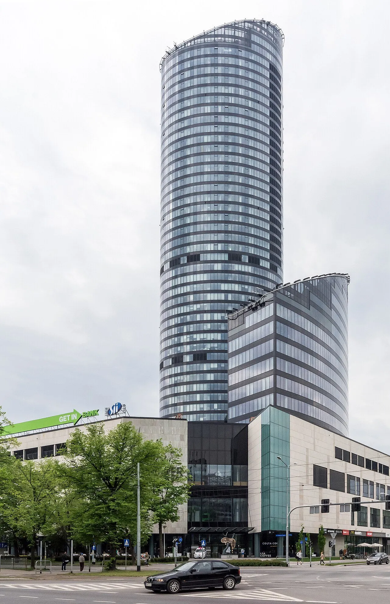Wieżowiec Sky Tower we Wrocławiu