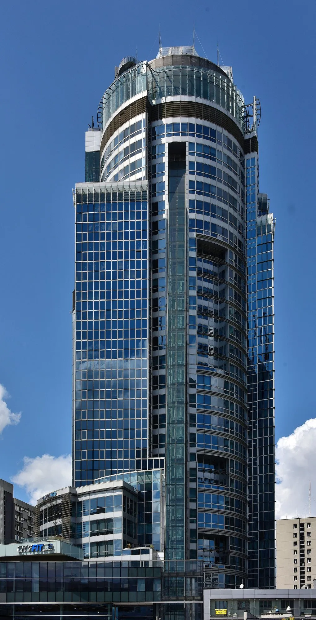 Wieżowiec Spektrum Tower przy ulicy Twardej w Warszawie z pochyloną windą panoramiczną