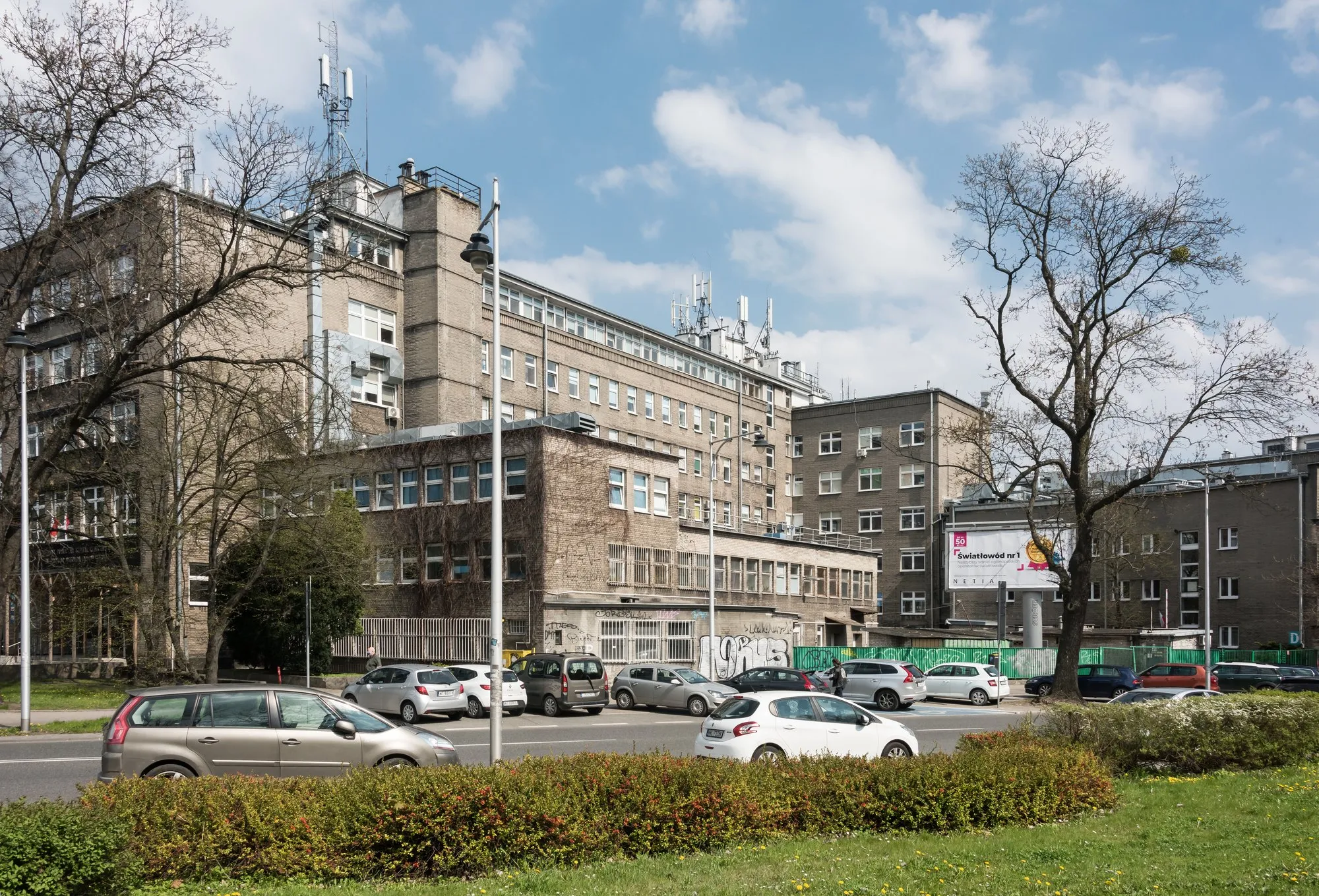 Modernistyczny budynek Szpitala im. prof. Witolda Orłowskiego w Warszawie