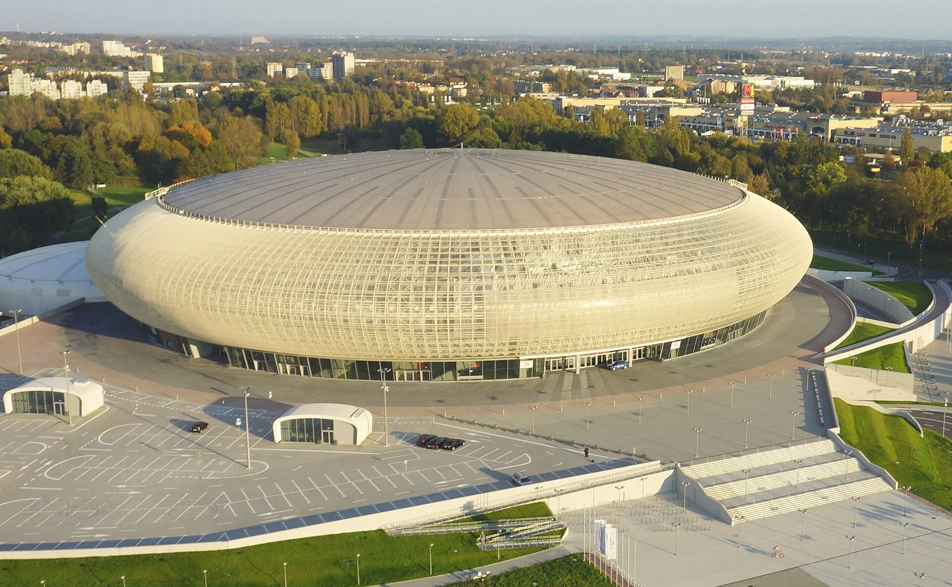Tauron Arena Kraków z lotu ptaka, owalna hala z podświetlaną elewacją
