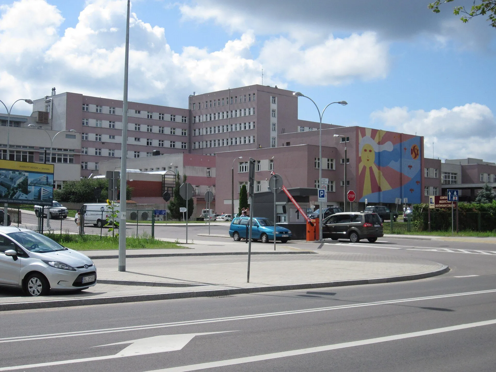 Budynek Uniwersyteckiego Dziecięcego Szpitala Klinicznego w Białymstoku od strony ronda