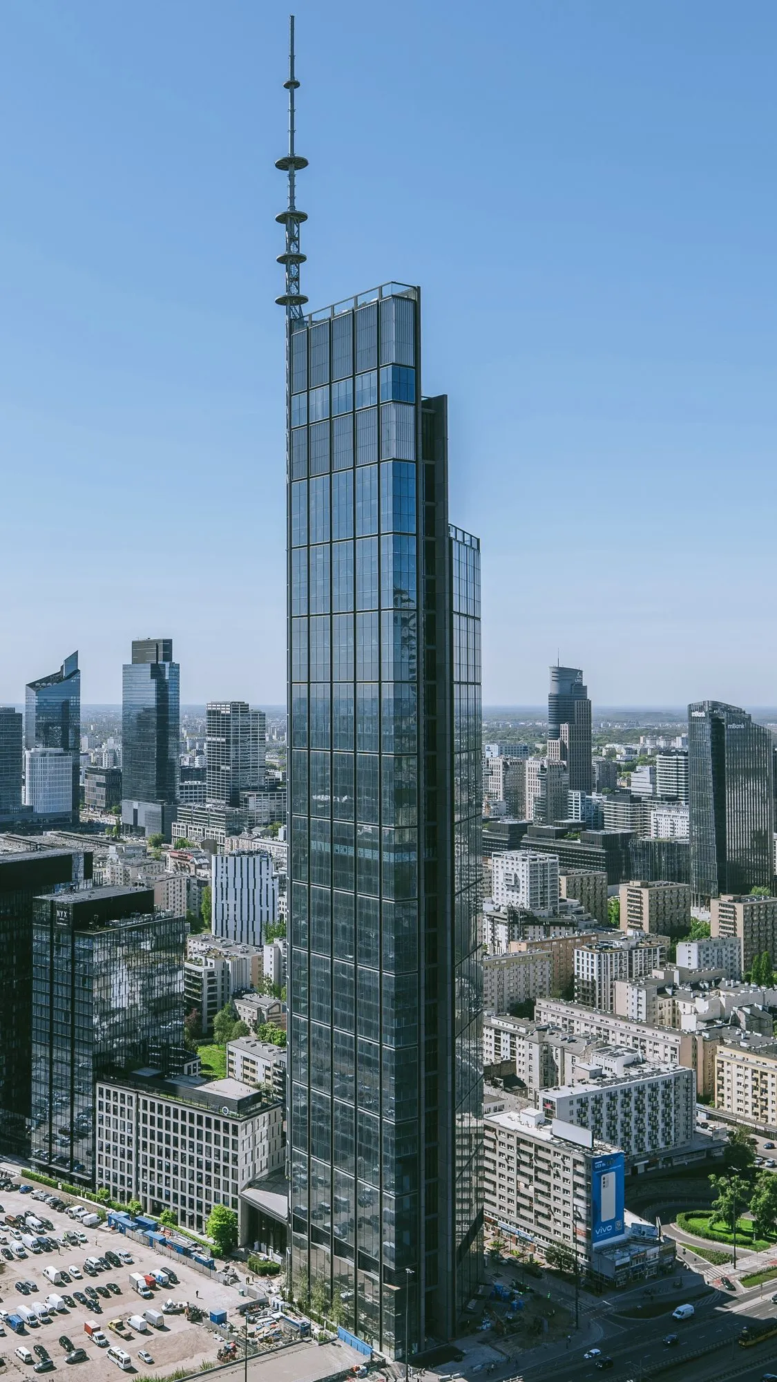 Wieżowiec Varso Tower w Warszawie, najwyższy budynek w Unii Europejskiej, widok z dołu