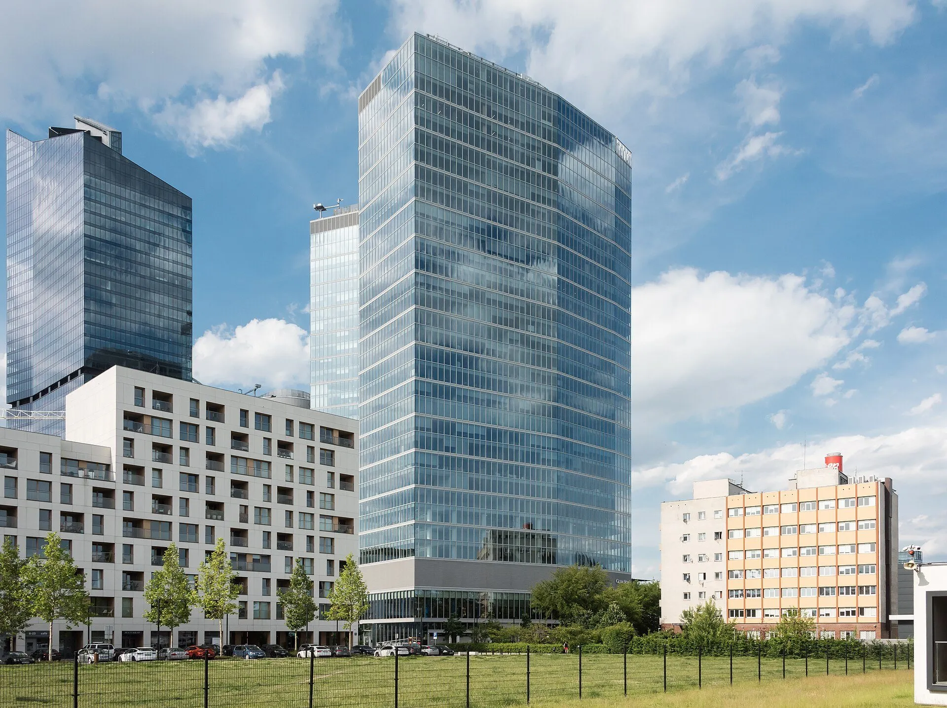 Szklane wieże biurowe The Warsaw HUB przy Rondzie Daszyńskiego w Warszawie