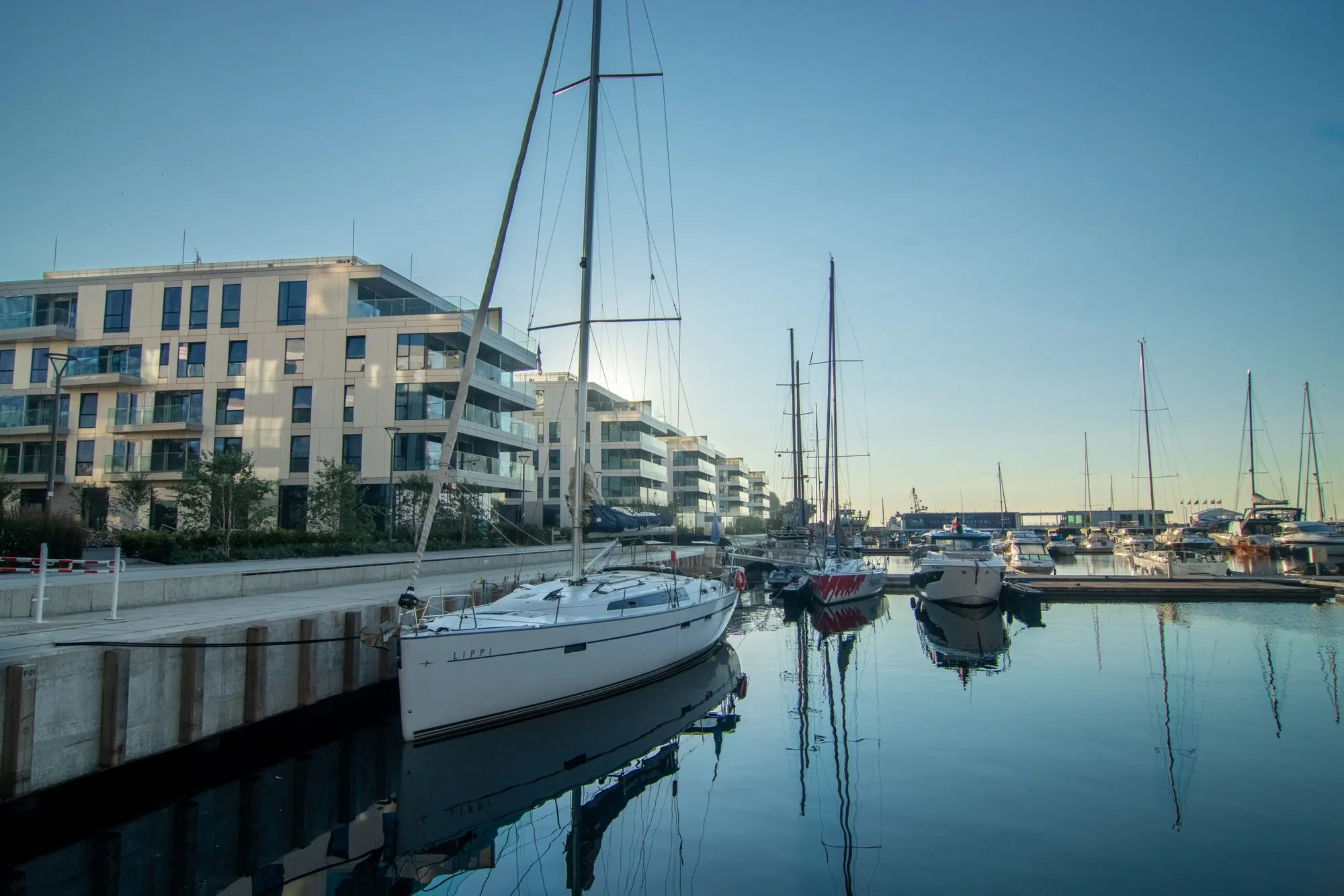 Budynki Yacht Park przy Nabrzeżu Kutrowym w Gdyni, widok od strony mariny