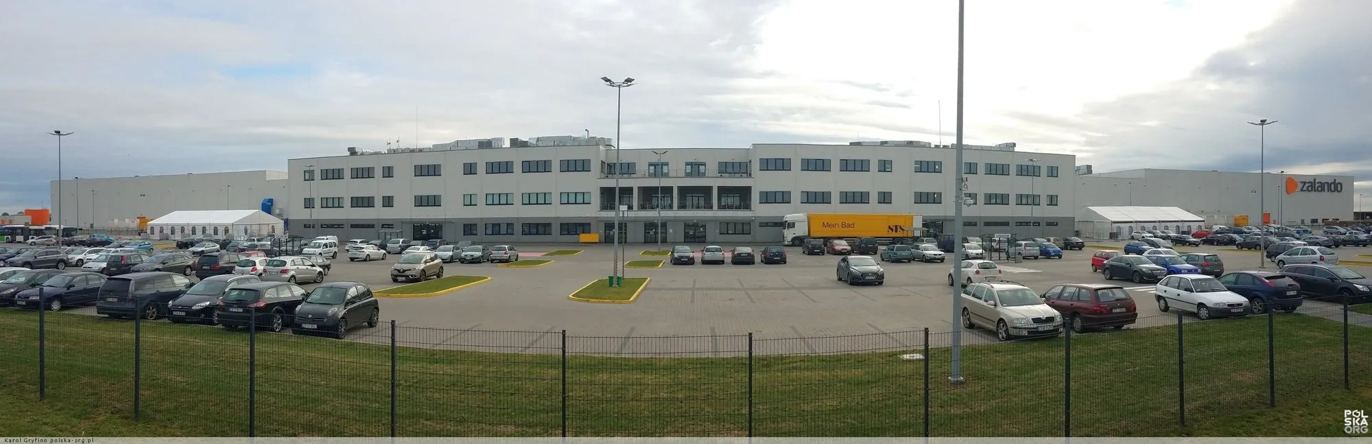 Hala centrum logistycznego Zalando w Gardnie pod Szczecinem, widok z zewnątrz
